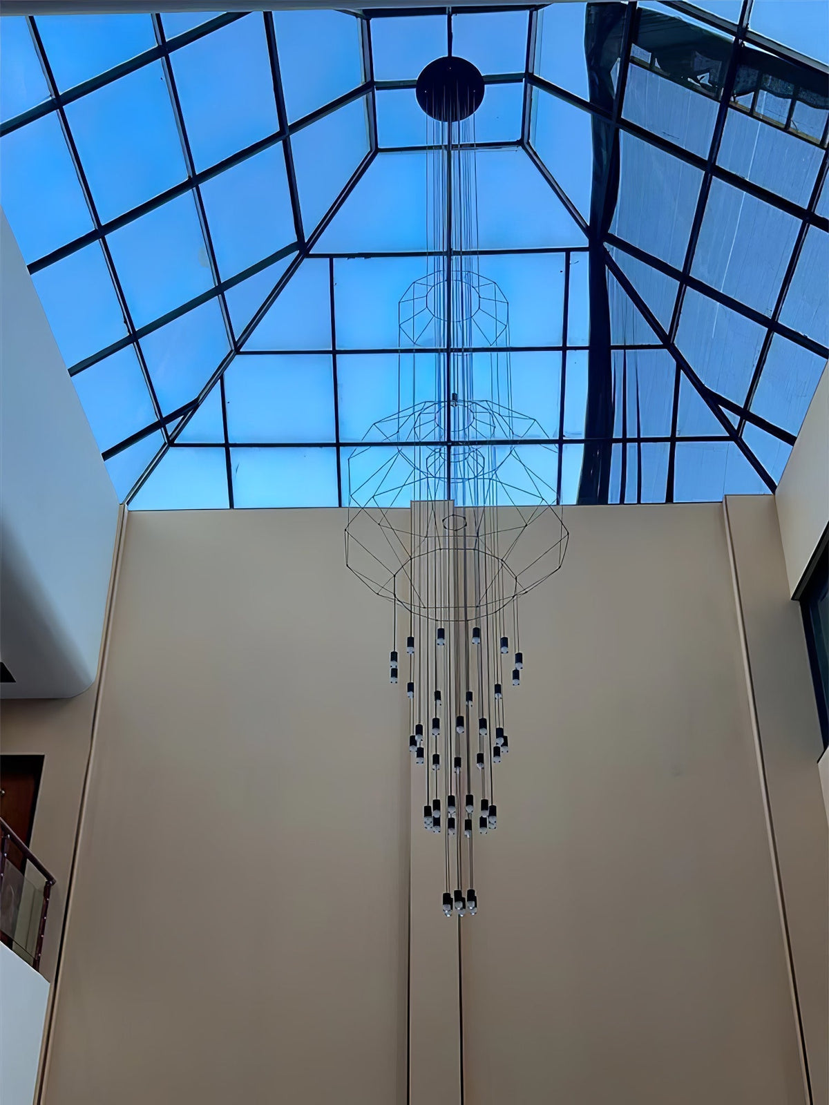 Candeeiro de teto Tevenq com linhas, estrutura de arame preta e LED