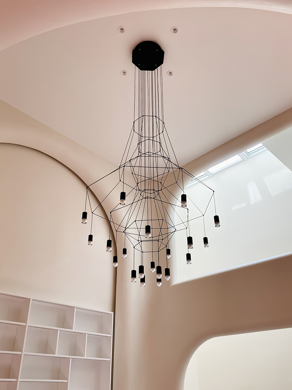 Candeeiro de teto Tevenq com linhas, estrutura de arame preta e LED