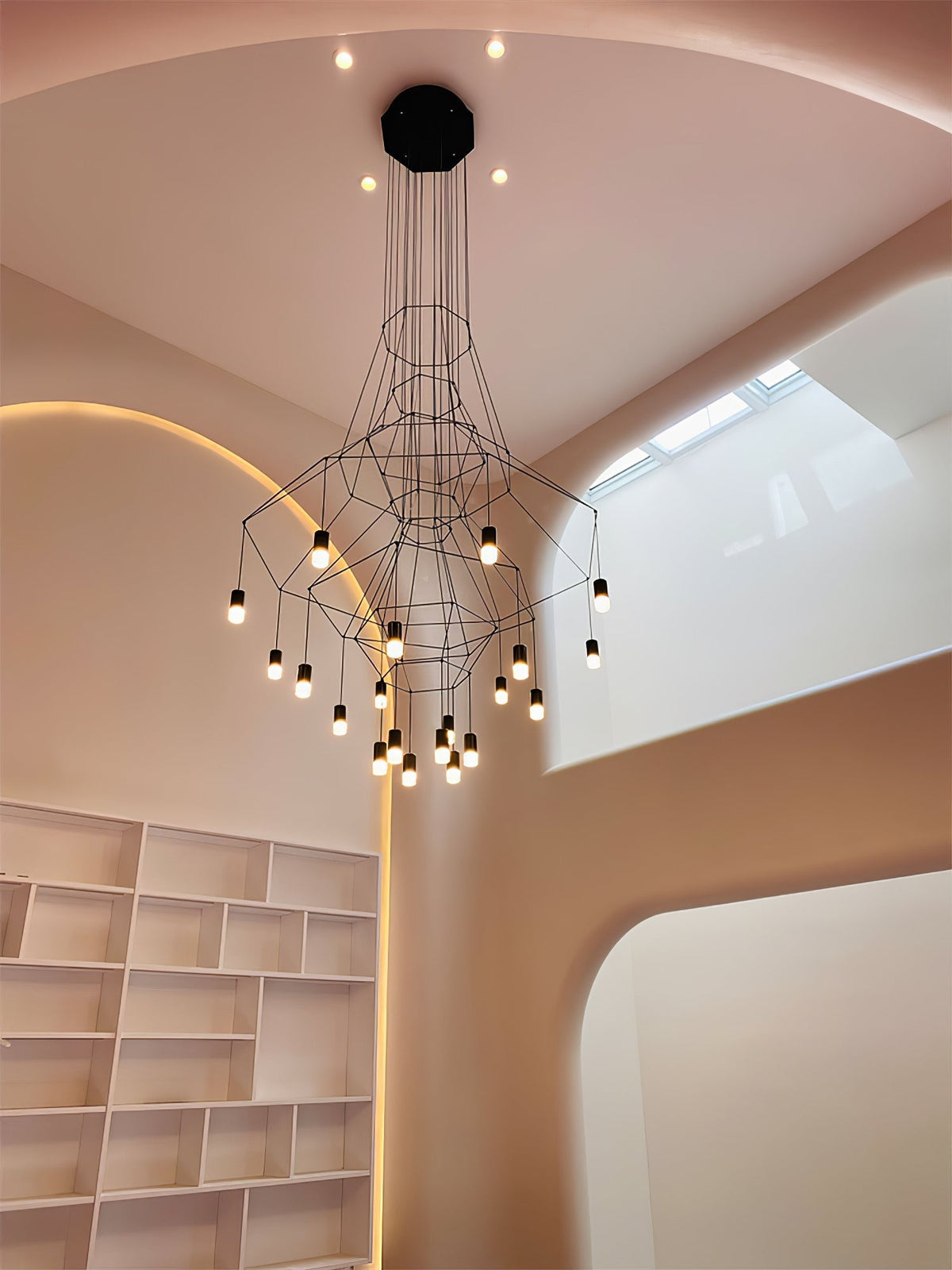 Candeeiro de teto Tevenq com linhas, estrutura de arame preta e LED