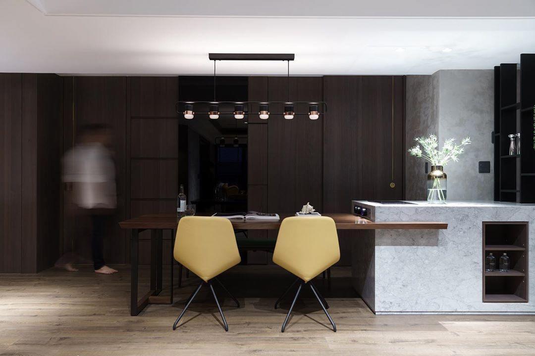 Lirael justerbar glaspendellampa med mässing