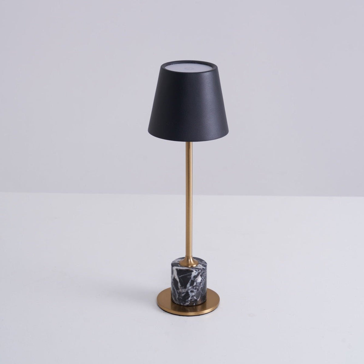 Pennyn minimalistinen pöytälamppu