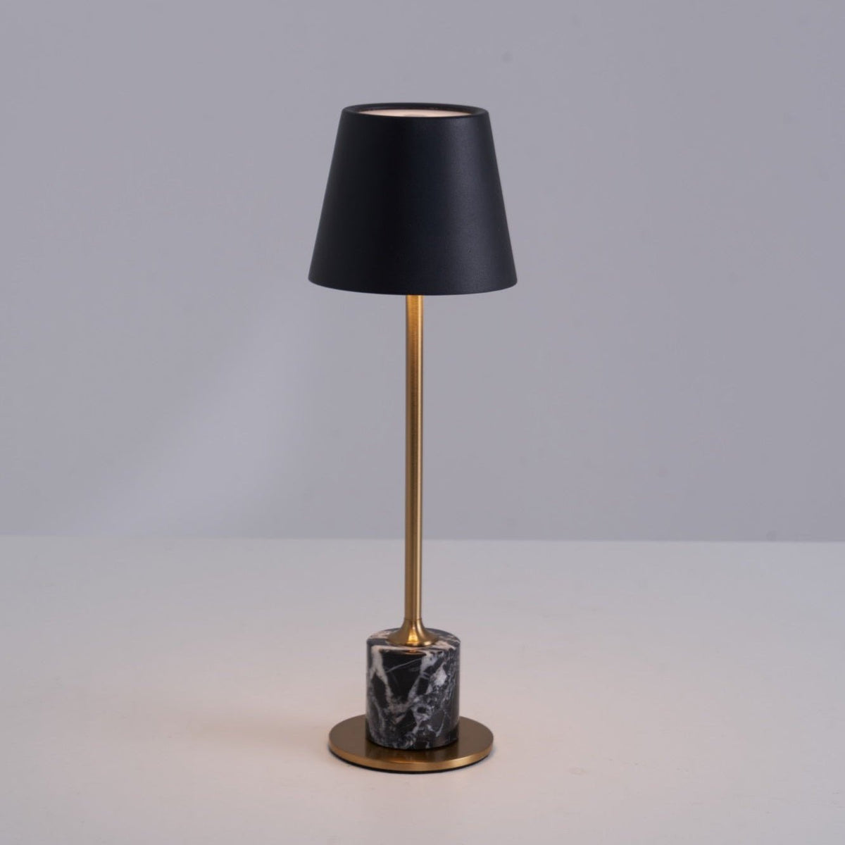 Pennyn minimalistinen pöytälamppu