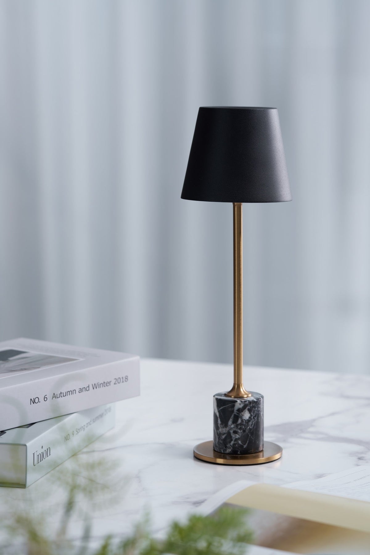 Pennyn minimalistinen pöytälamppu