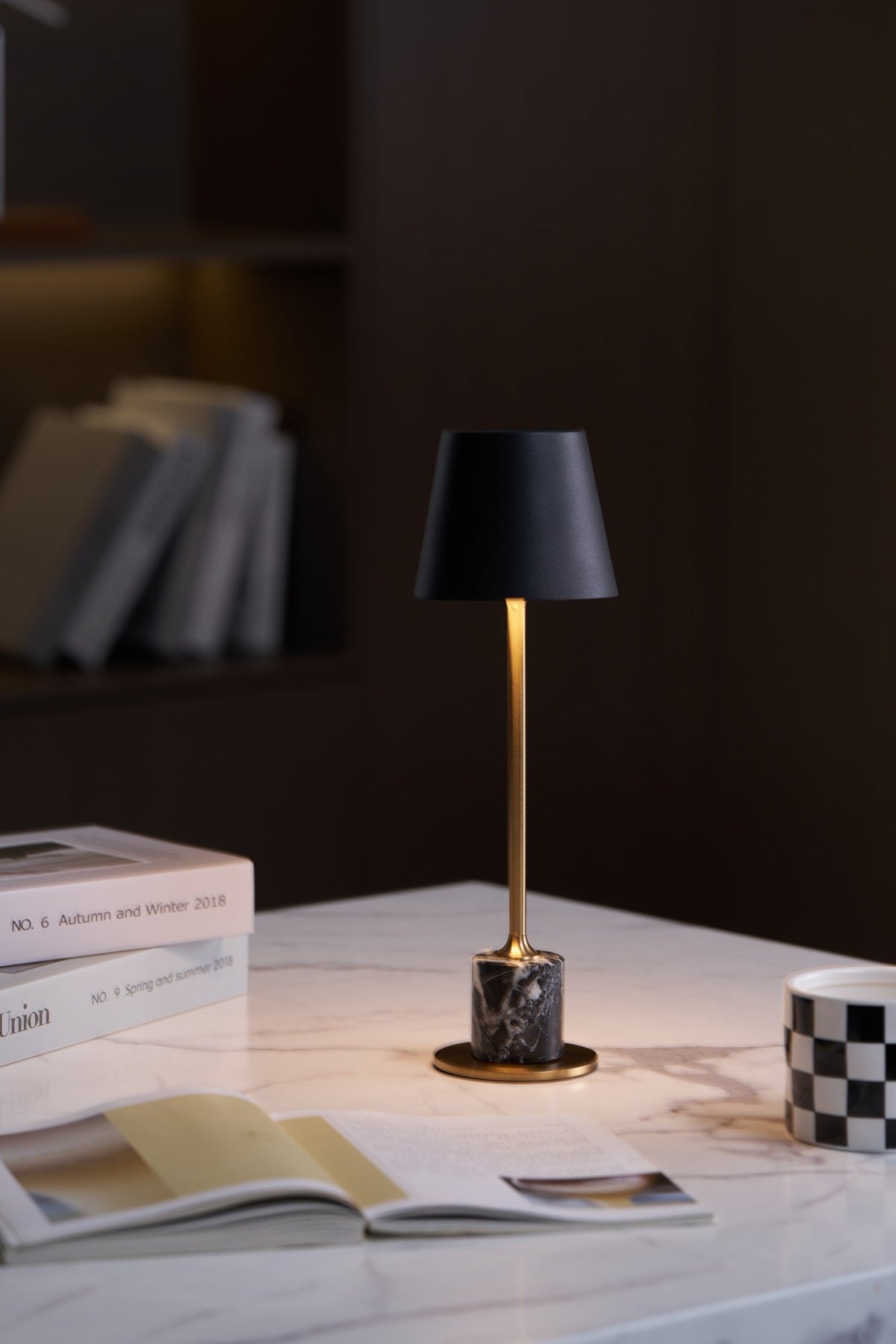 Pennyn minimalistinen pöytälamppu