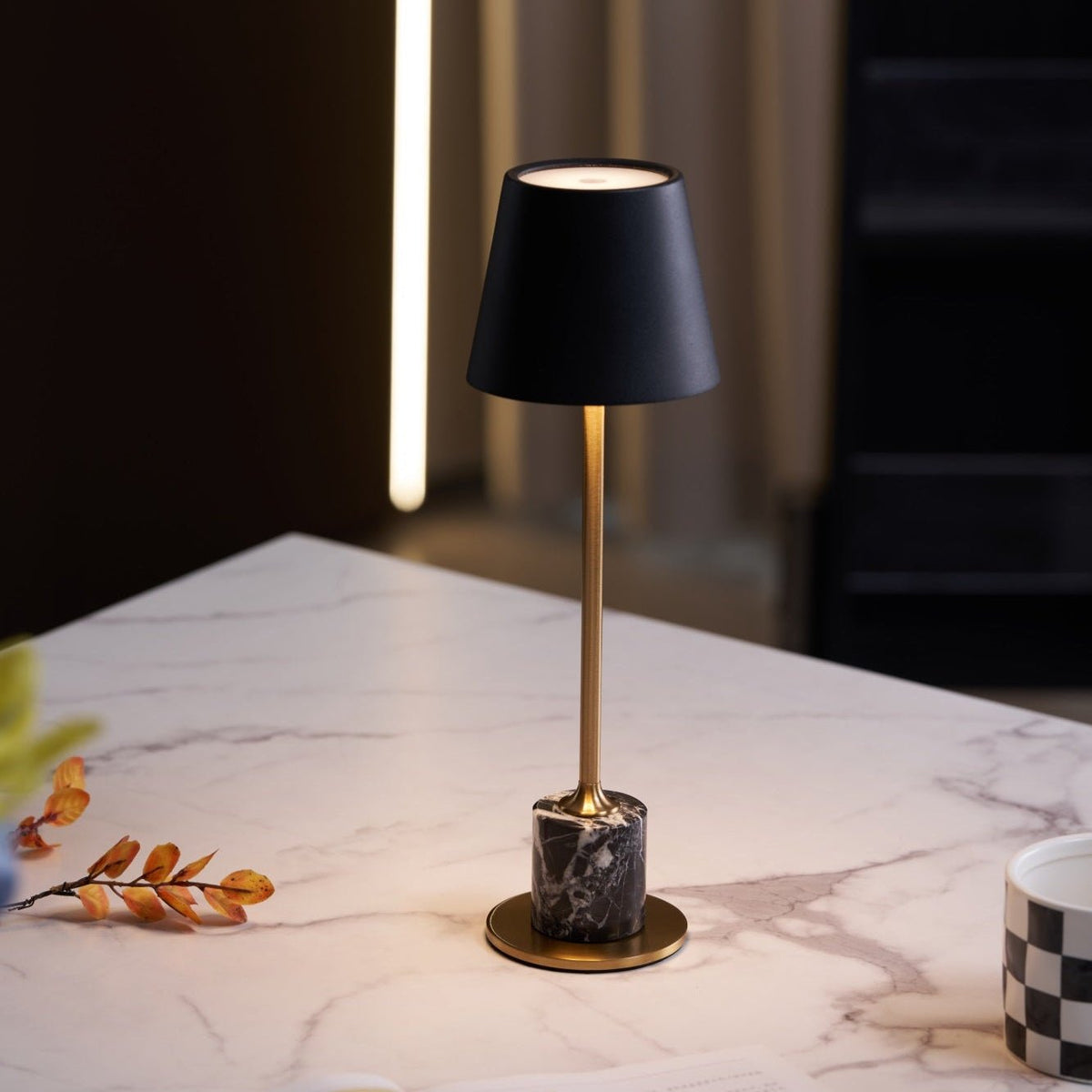Pennyn minimalistinen pöytälamppu
