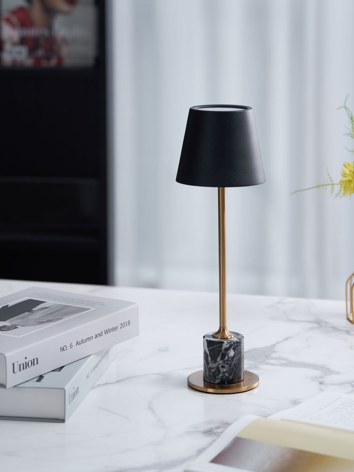 Pennyn minimalistinen pöytälamppu
