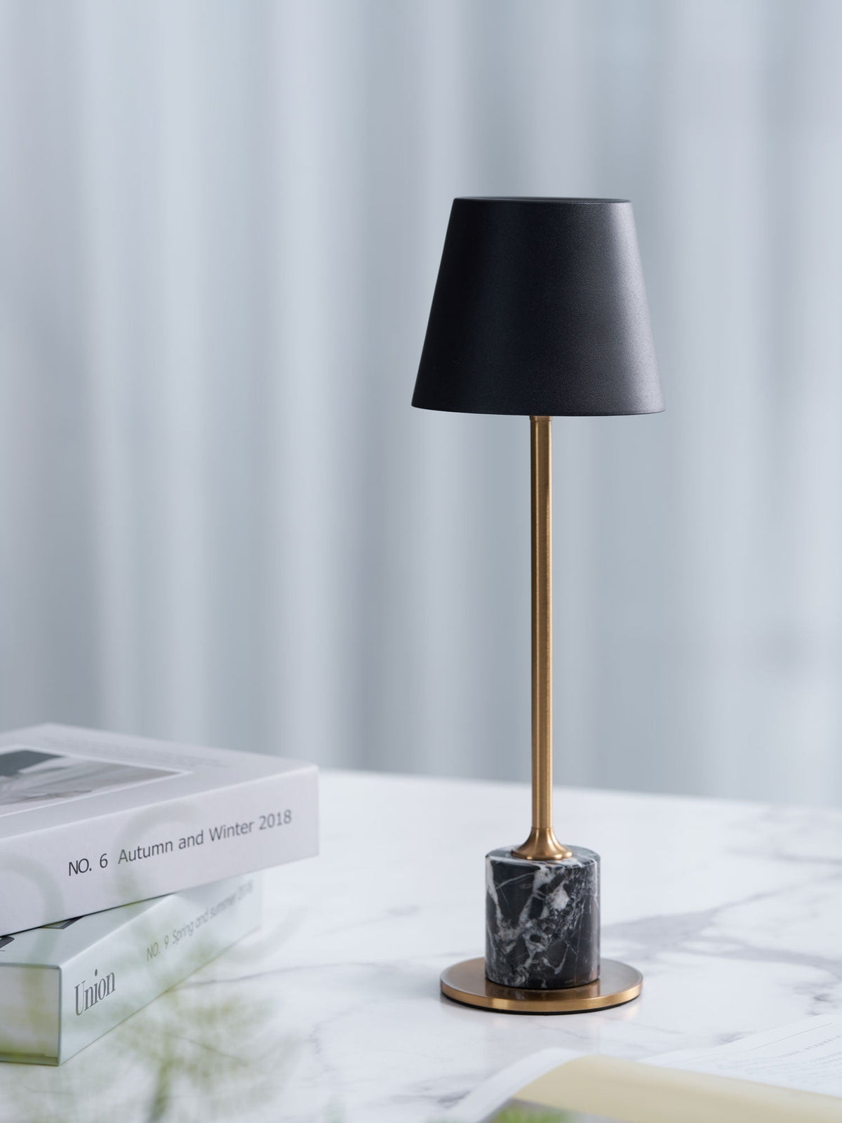 Pennyn minimalistinen pöytälamppu