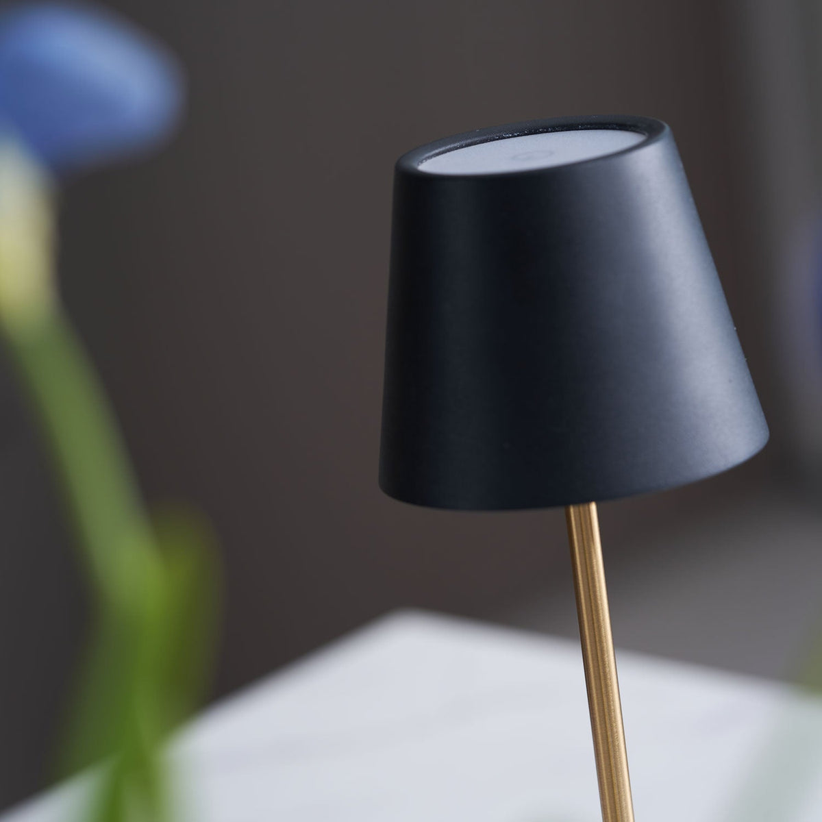 Pennyn minimalistinen pöytälamppu