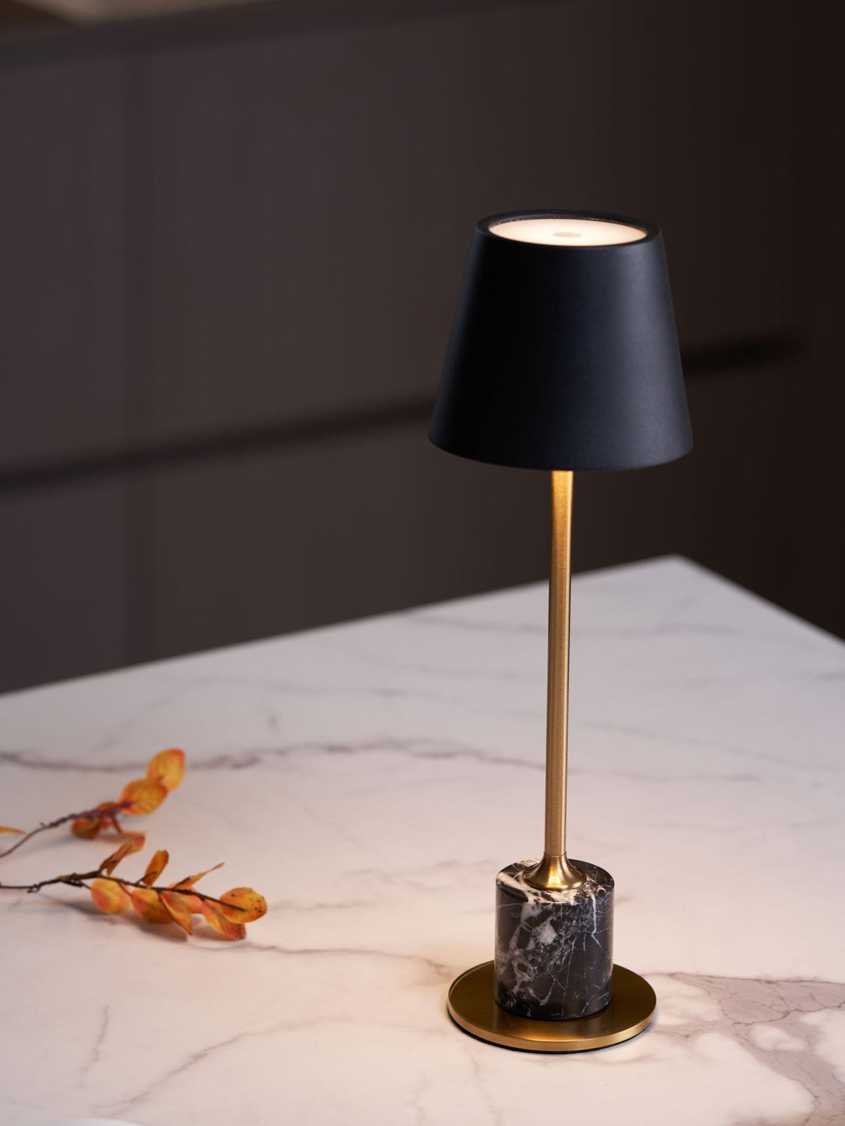 Pennyn minimalistinen pöytälamppu