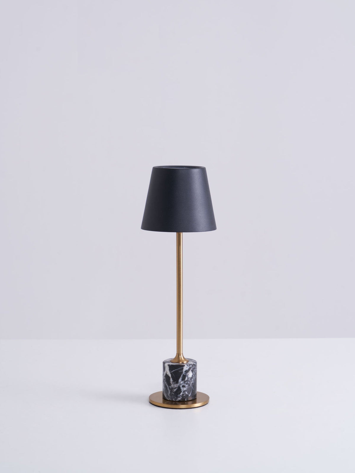 Pennyn minimalistinen pöytälamppu