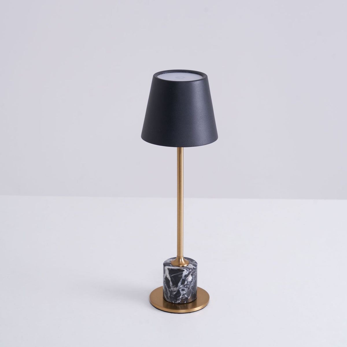 Pennyn minimalistinen pöytälamppu