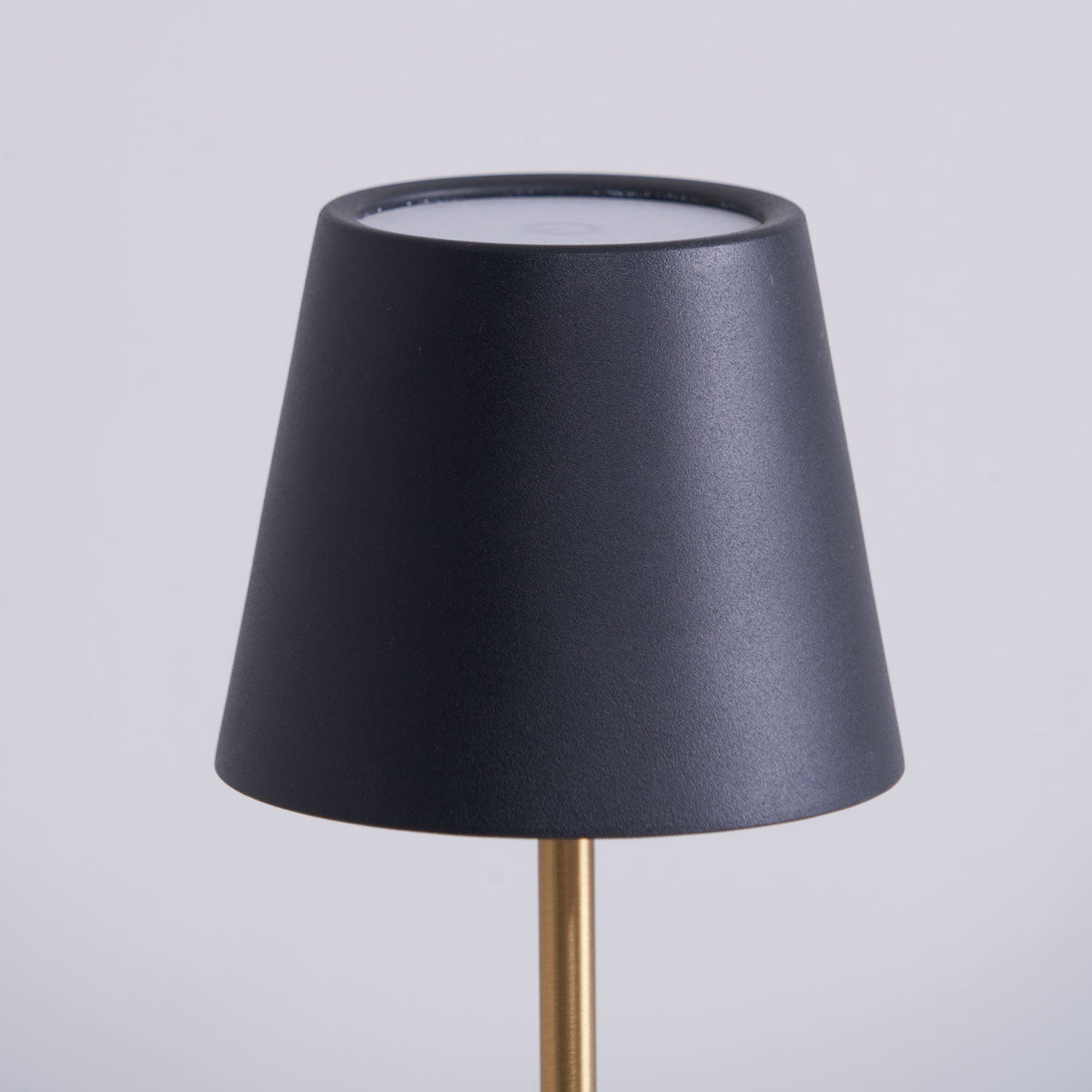 Pennyn minimalistinen pöytälamppu
