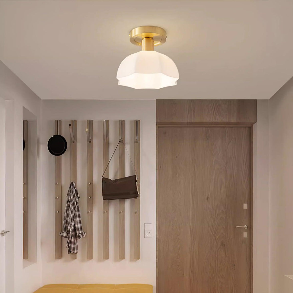 Candeeiro de teto rente com base em latão e vidro opalino Veya