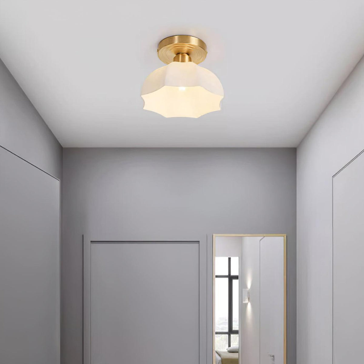 Candeeiro de teto rente com base em latão e vidro opalino Veya
