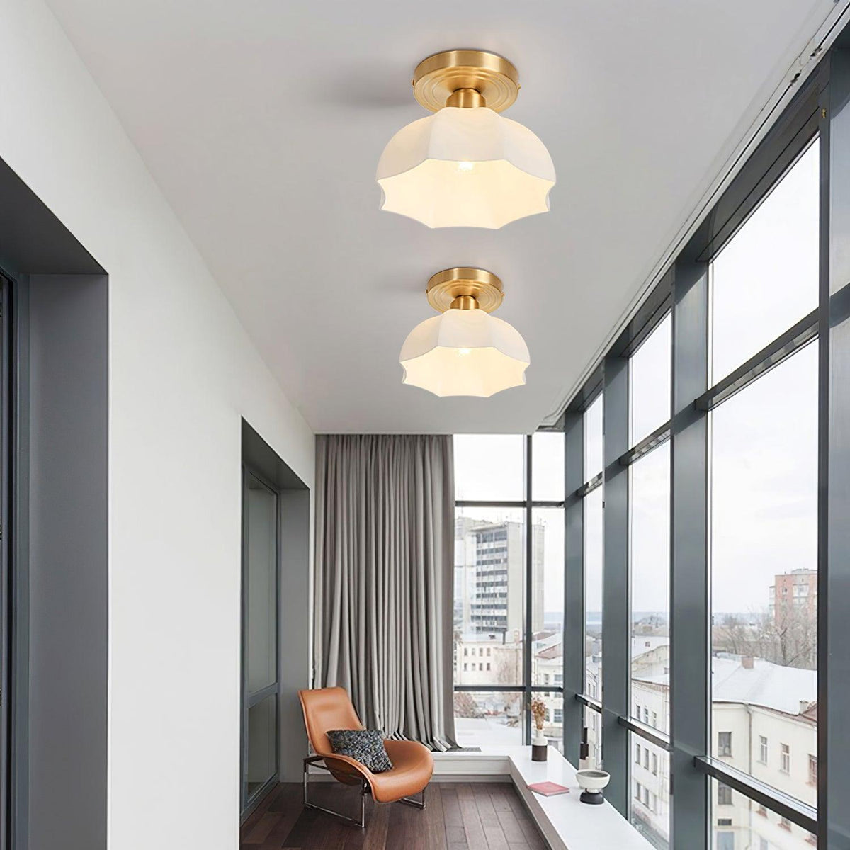 Candeeiro de teto rente com base em latão e vidro opalino Veya