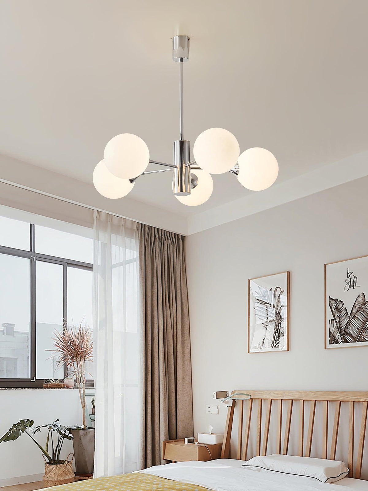 Eirivaria ljuskrona med globformade glaskupor i krom
