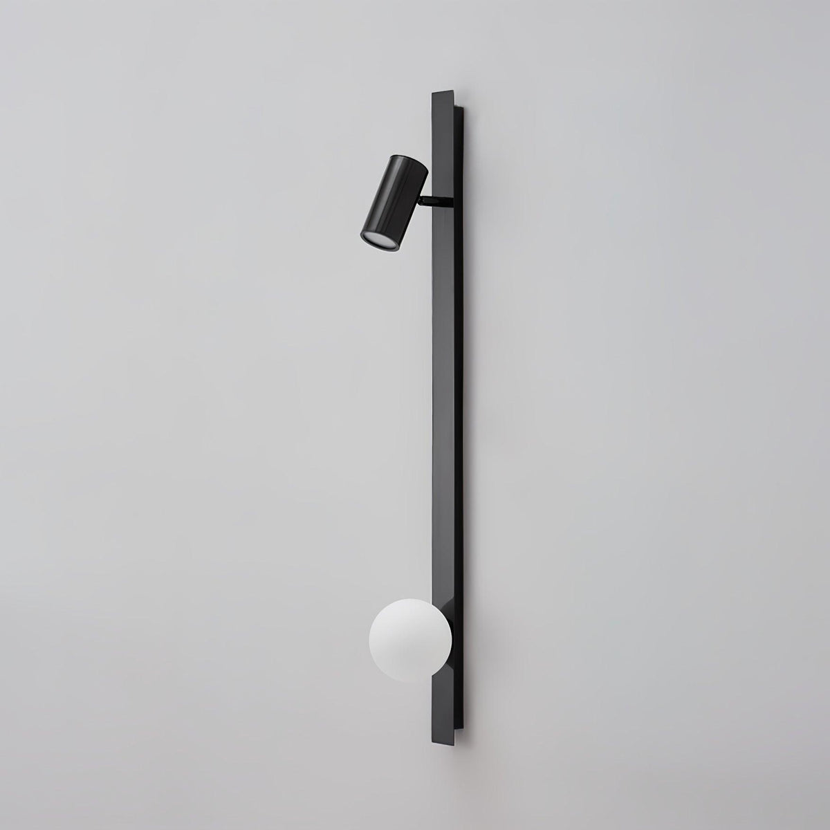 Candeeiro de parede Aloz minimalista em latão e vidro