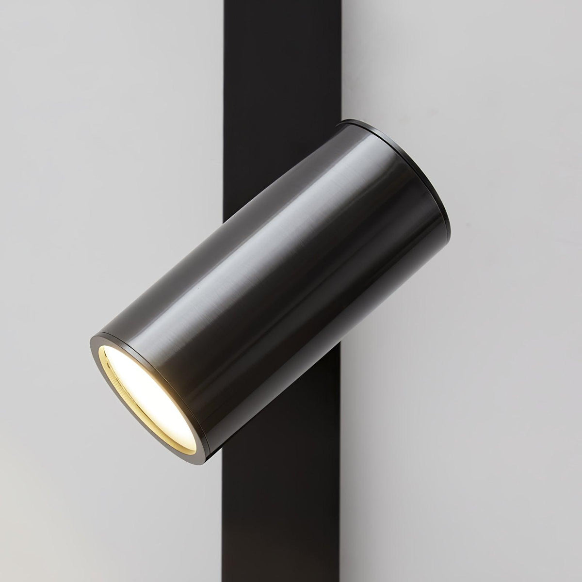 Candeeiro de parede Aloz minimalista em latão e vidro