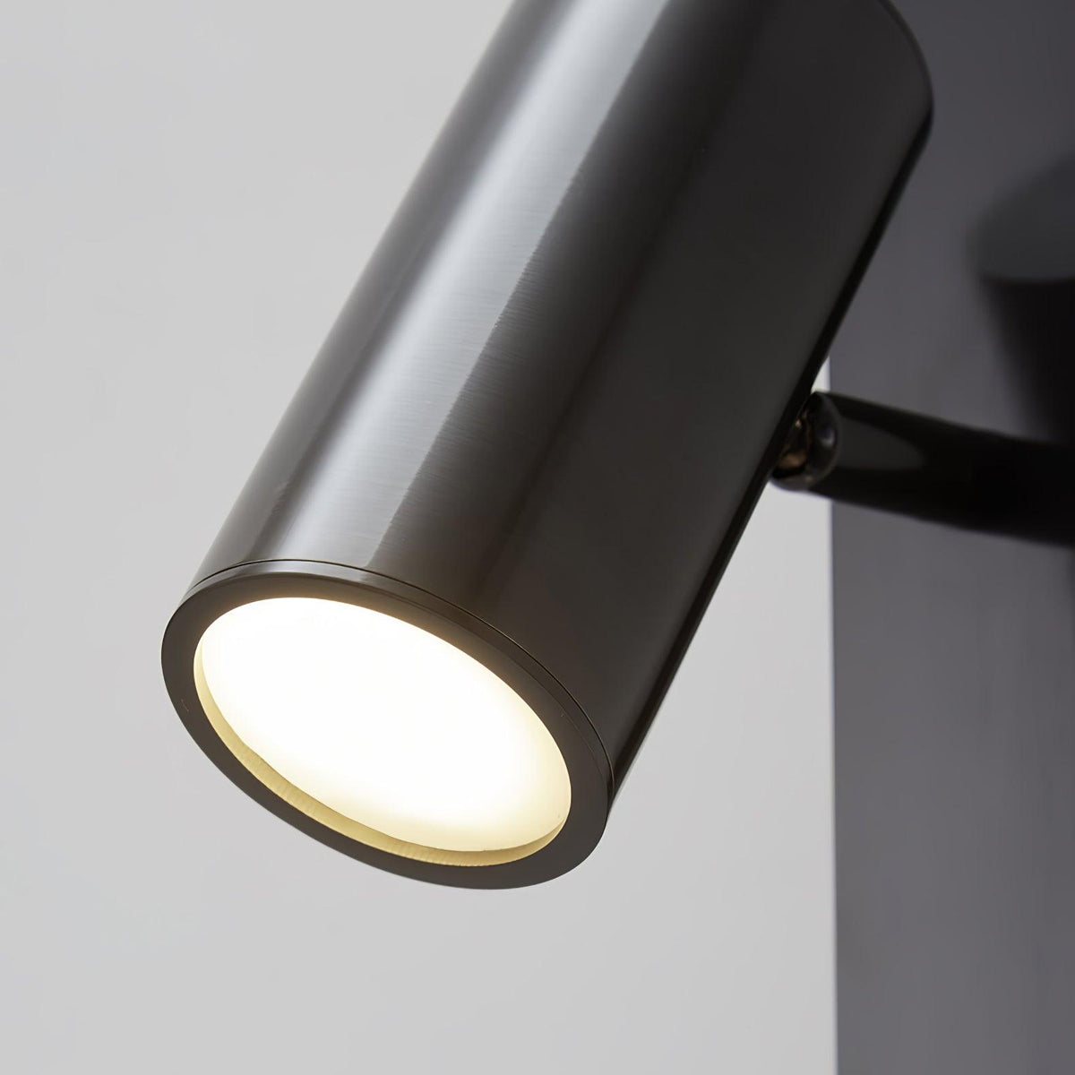 Candeeiro de parede Aloz minimalista em latão e vidro