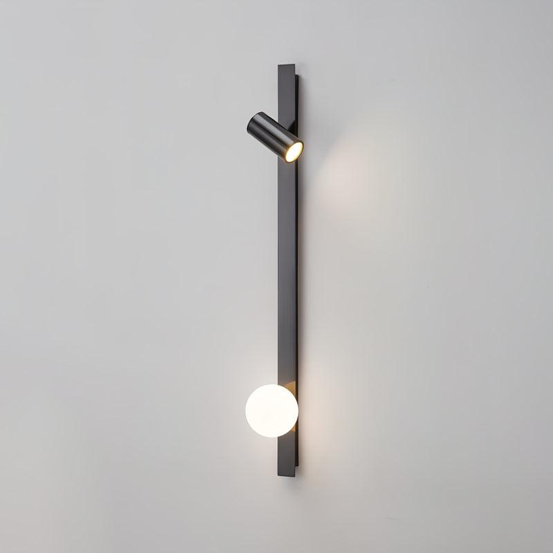 Candeeiro de parede Aloz minimalista em latão e vidro