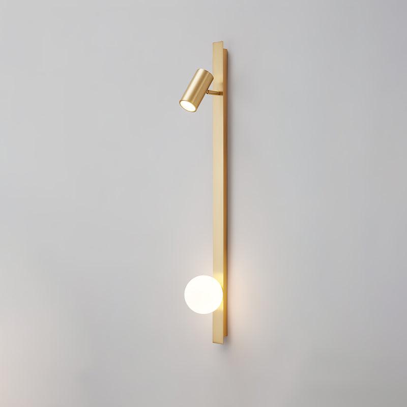 Candeeiro de parede Aloz minimalista em latão e vidro