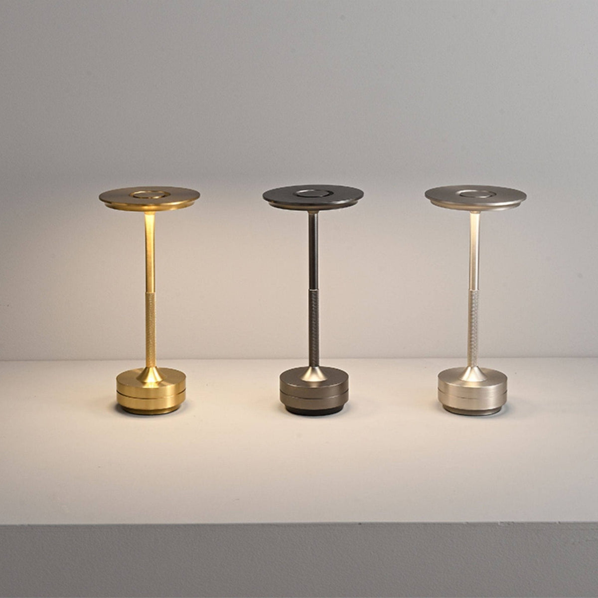 Solvane-genopladelig bordlampe