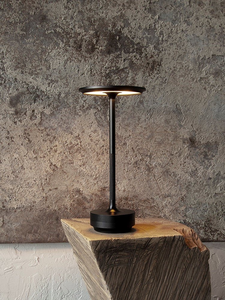 Solvane-genopladelig bordlampe