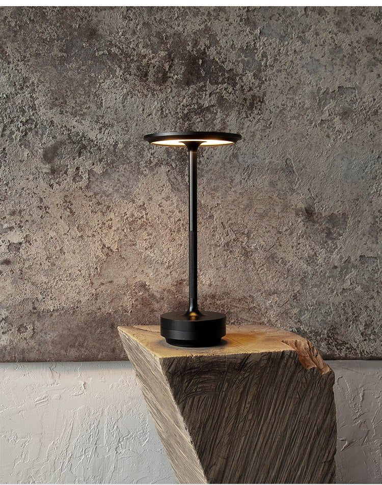 Solvane-genopladelig bordlampe