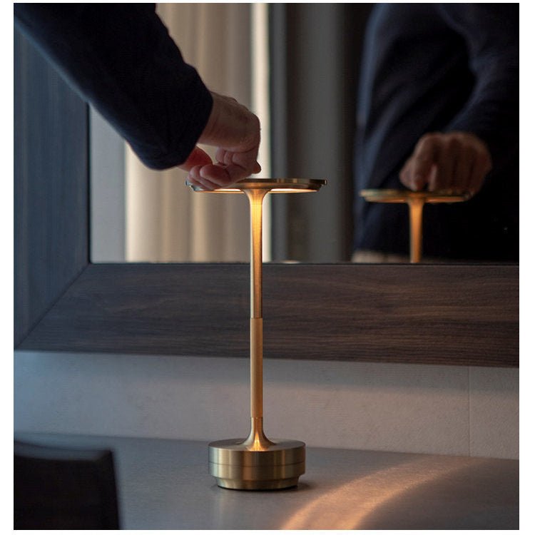 Solvane-genopladelig bordlampe