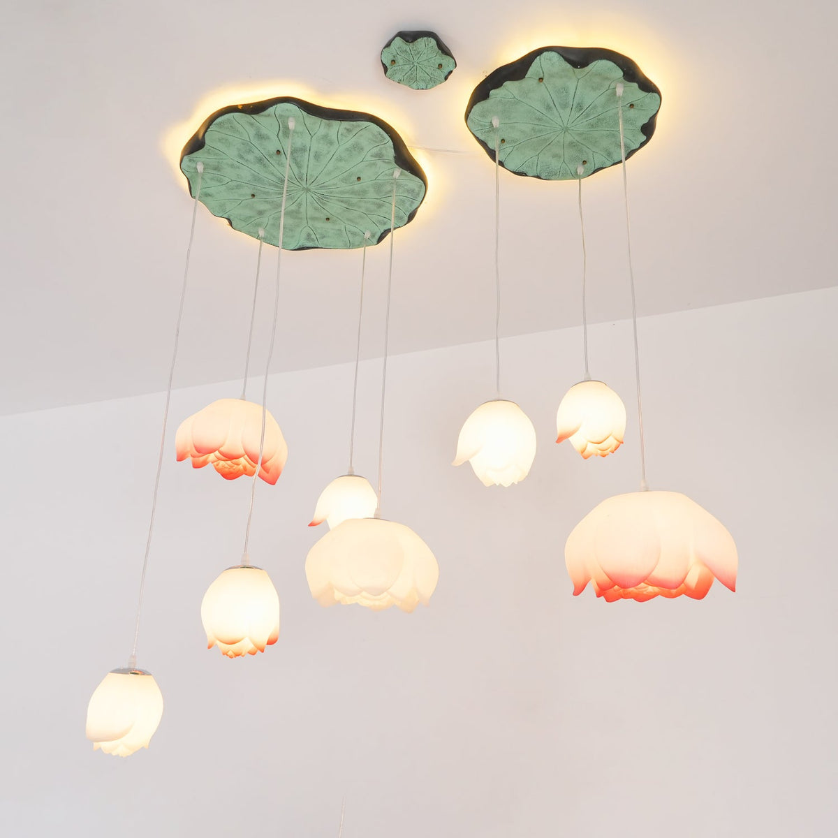 Candeeiro suspenso floral Rivinira em forma de lótus, cor-de-rosa e branco, com 7 lâmpadas