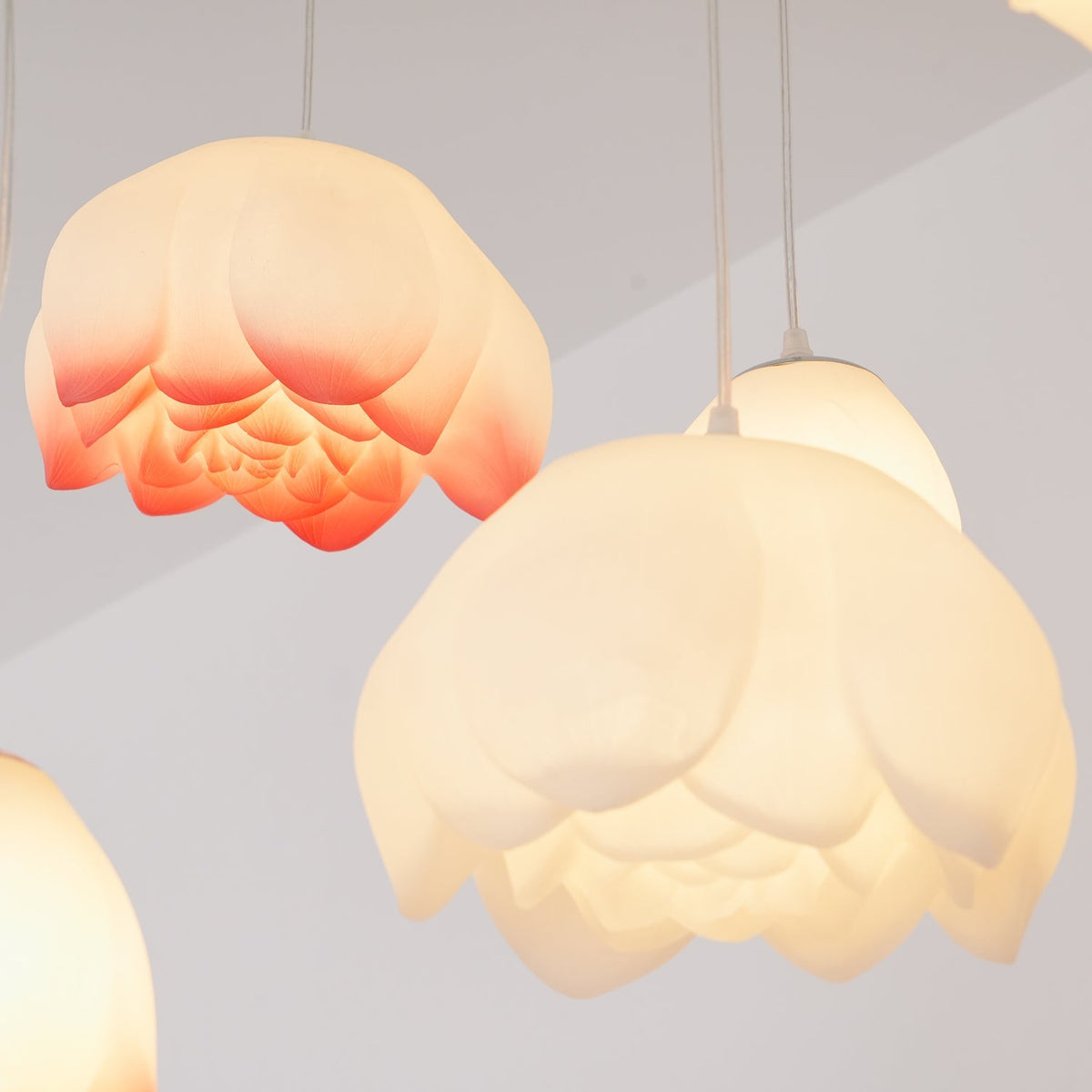 Candeeiro suspenso floral Rivinira em forma de lótus, cor-de-rosa e branco, com 7 lâmpadas