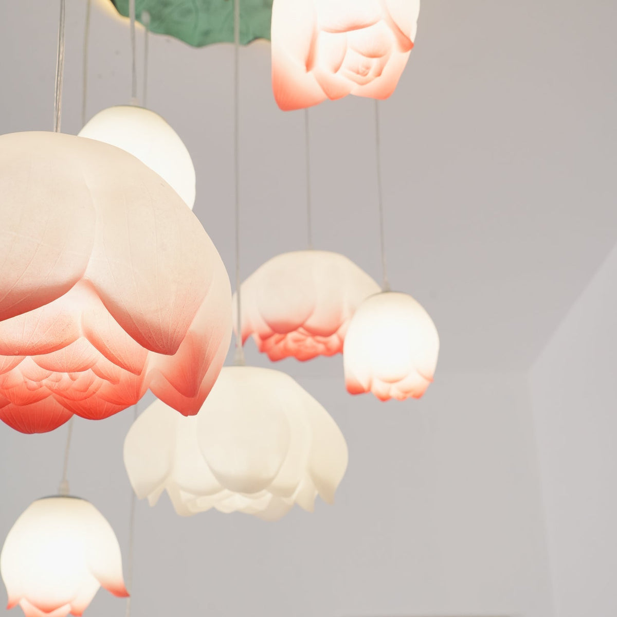 Candeeiro suspenso floral Rivinira em forma de lótus, cor-de-rosa e branco, com 7 lâmpadas