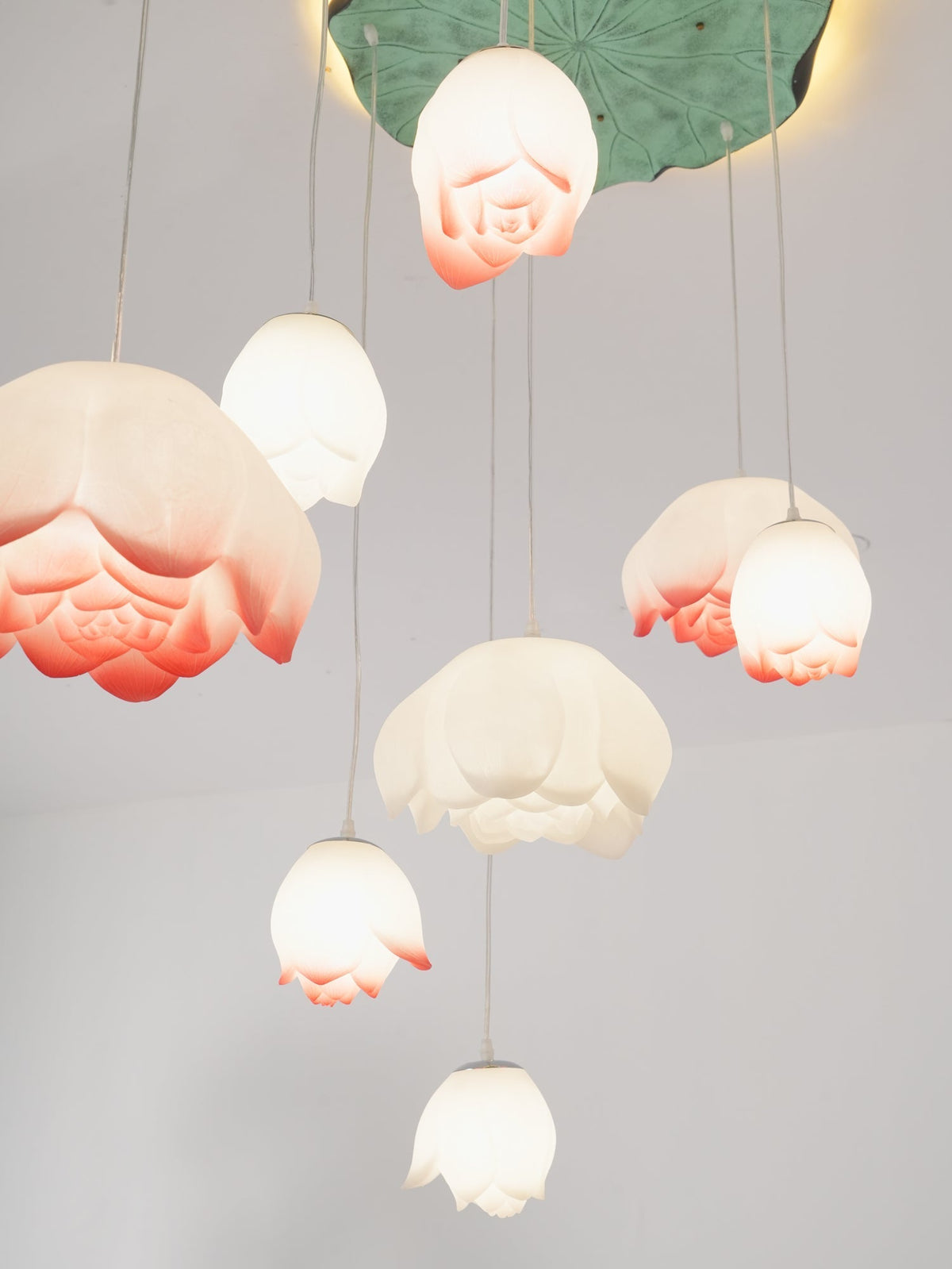 Candeeiro suspenso floral Rivinira em forma de lótus, cor-de-rosa e branco, com 7 lâmpadas