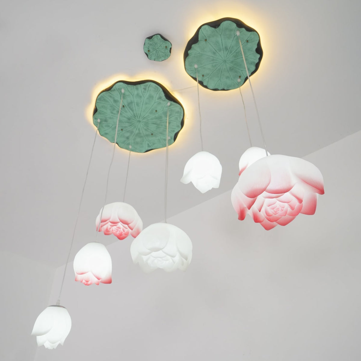 Candeeiro suspenso floral Rivinira em forma de lótus, cor-de-rosa e branco, com 7 lâmpadas