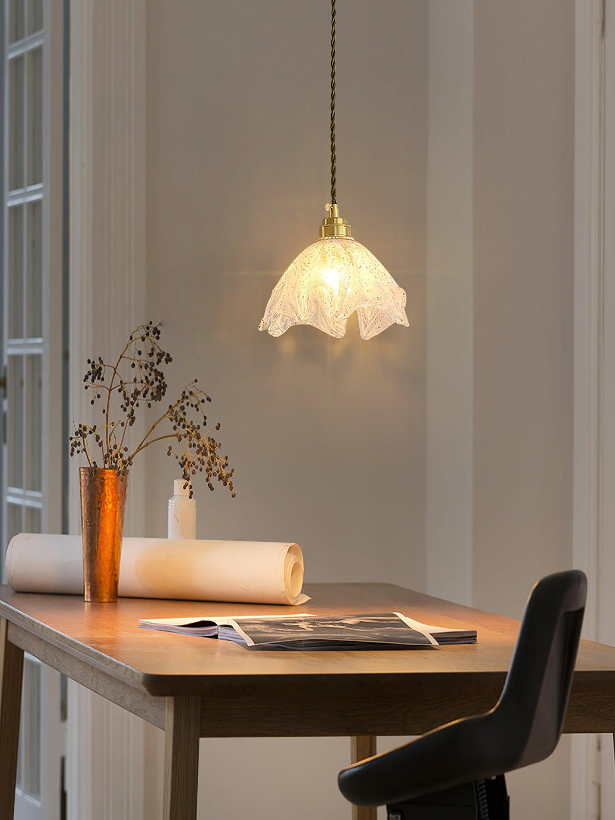 Deveny pendellampe i messing med rillet glaslotus vintage