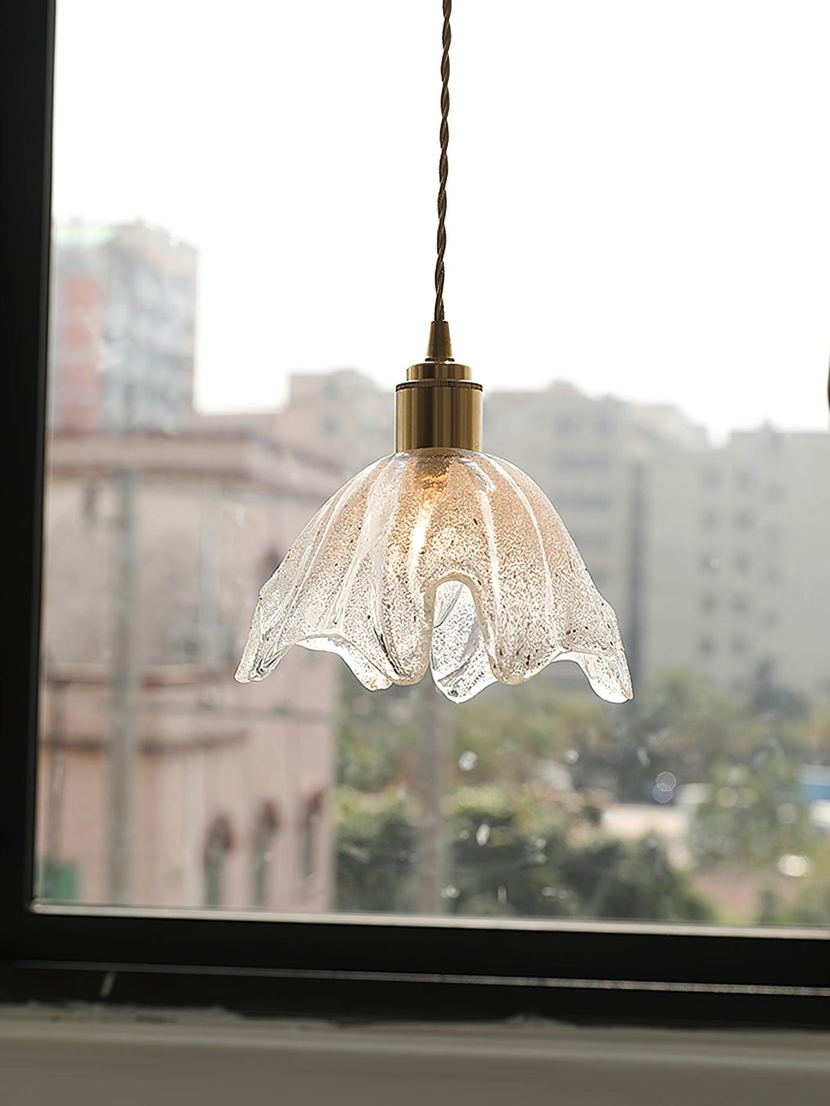 Deveny pendellampe i messing med rillet glaslotus vintage