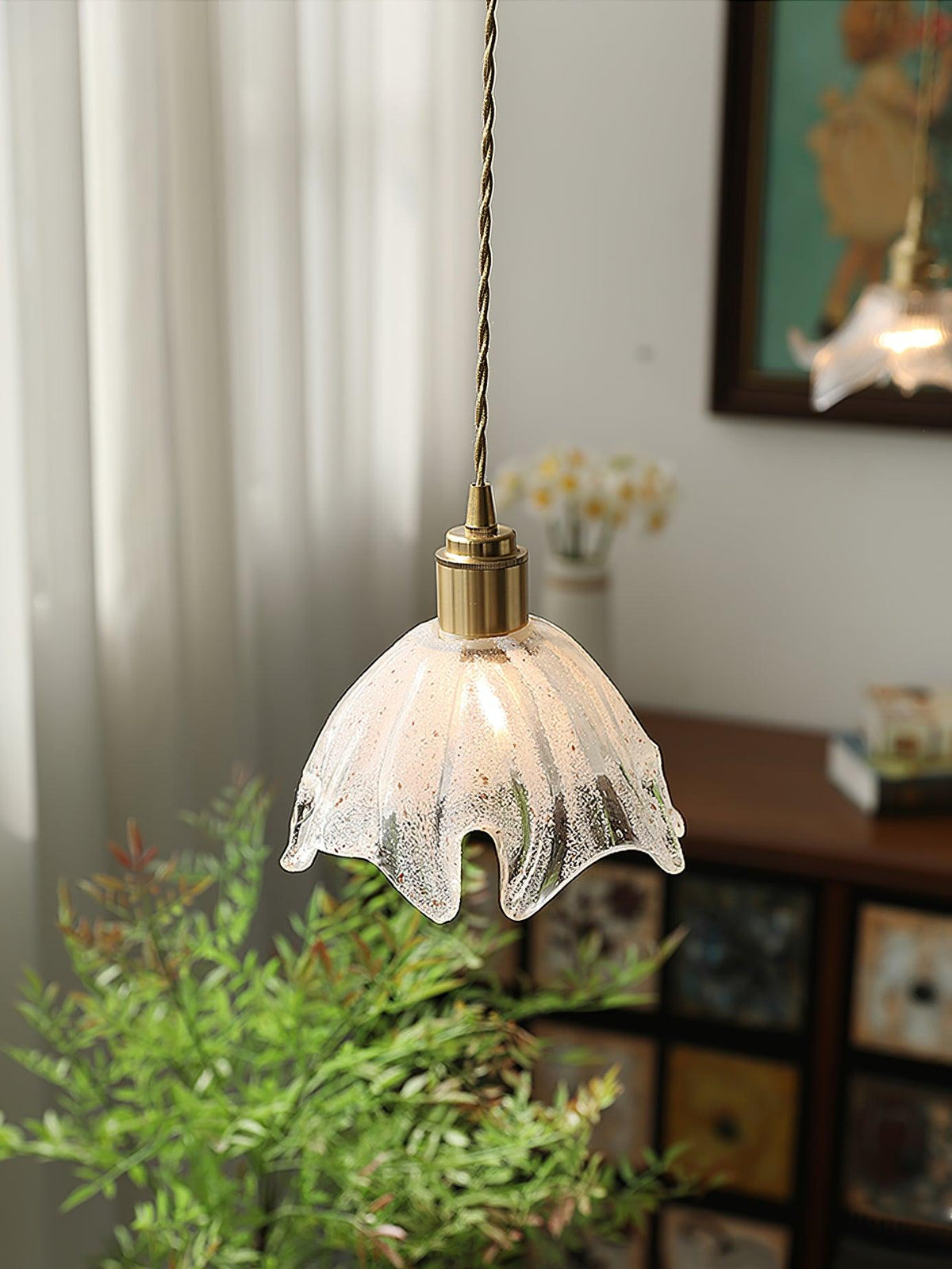 Deveny pendellampe i messing med rillet glaslotus vintage