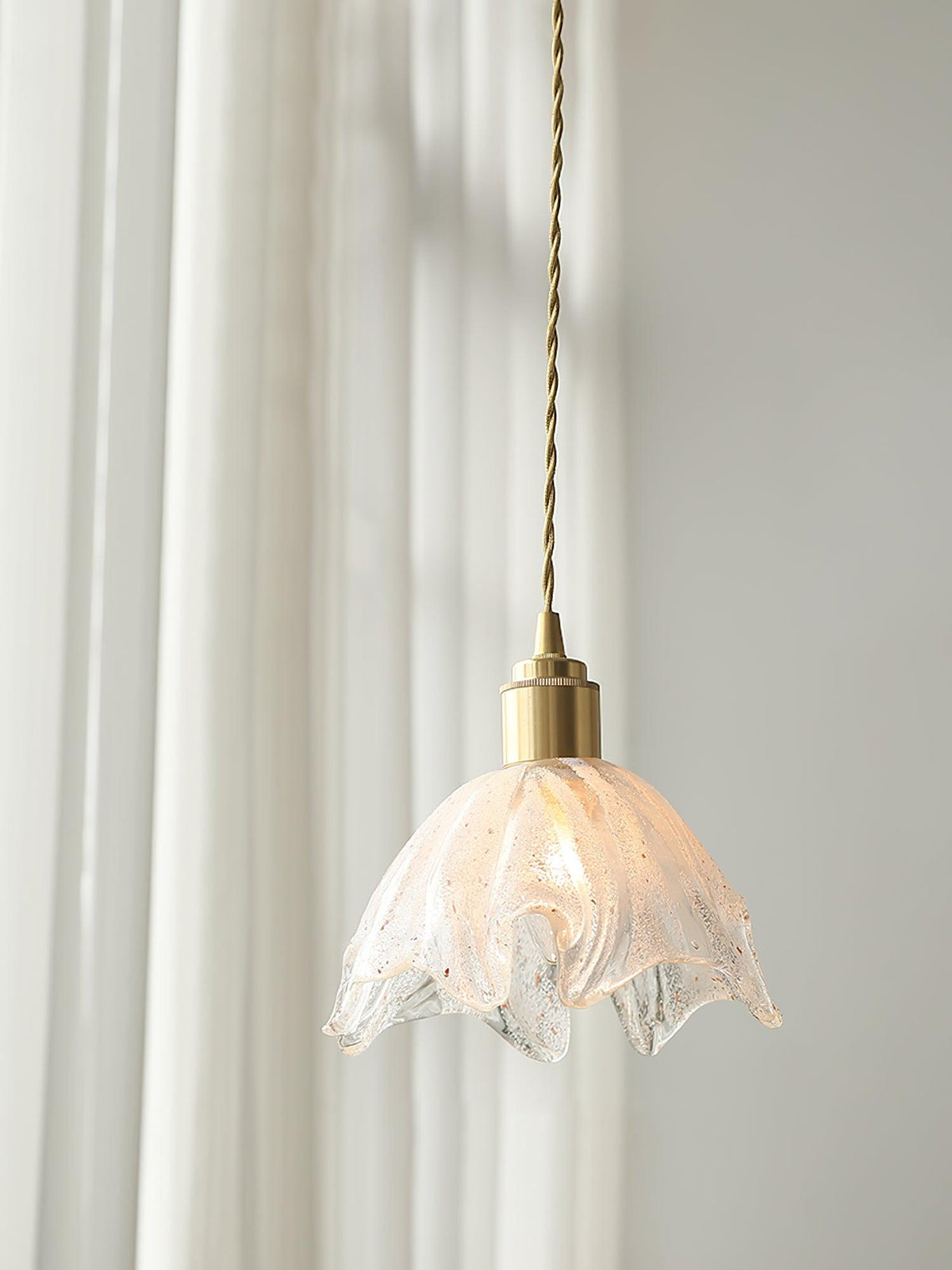 Deveny pendellampe i messing med rillet glaslotus vintage