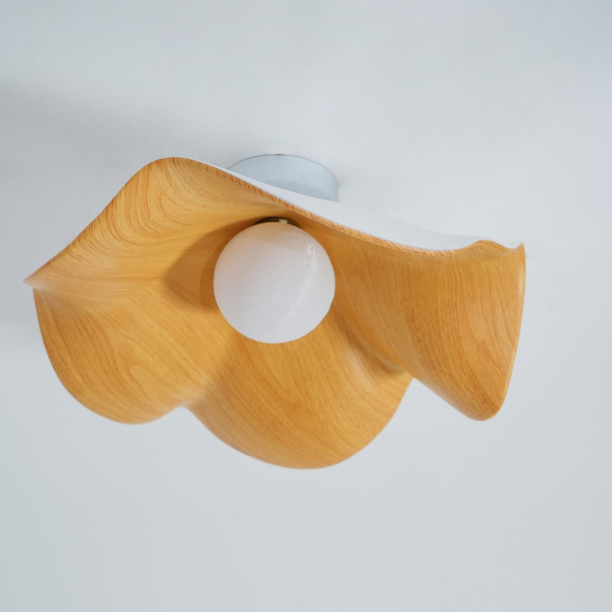 Belenor loftlampe med lotusblad i træ og hvid finish