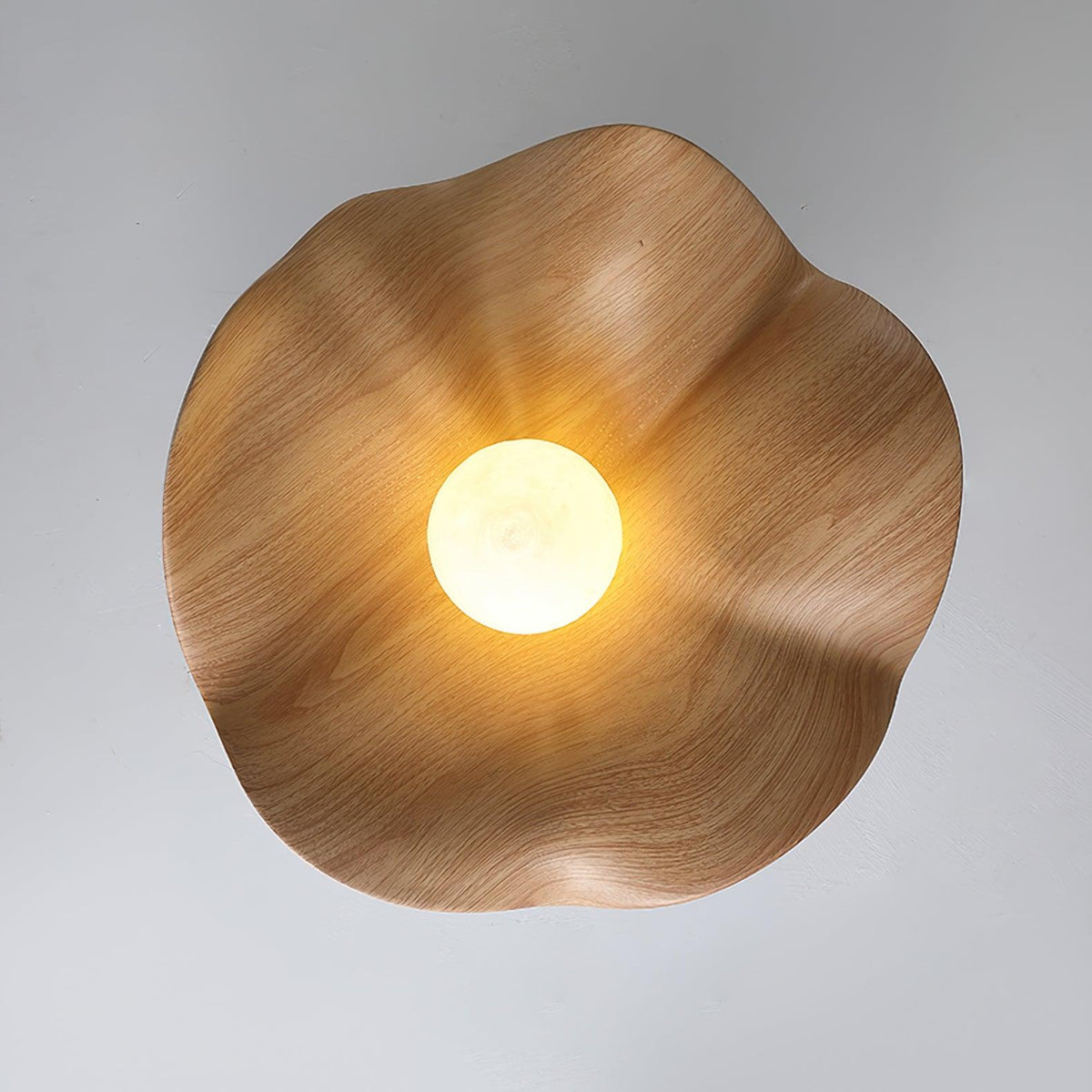 Belenor loftlampe med lotusblad i træ og hvid finish