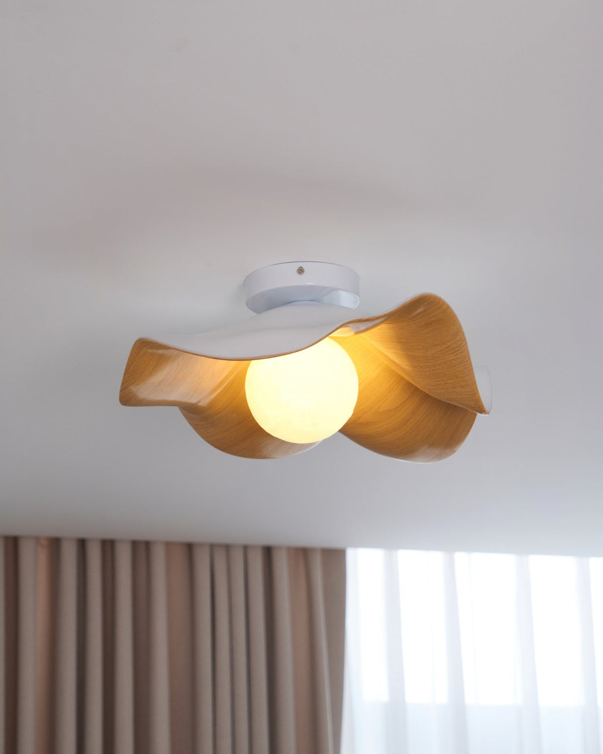 Belenor loftlampe med lotusblad i træ og hvid finish