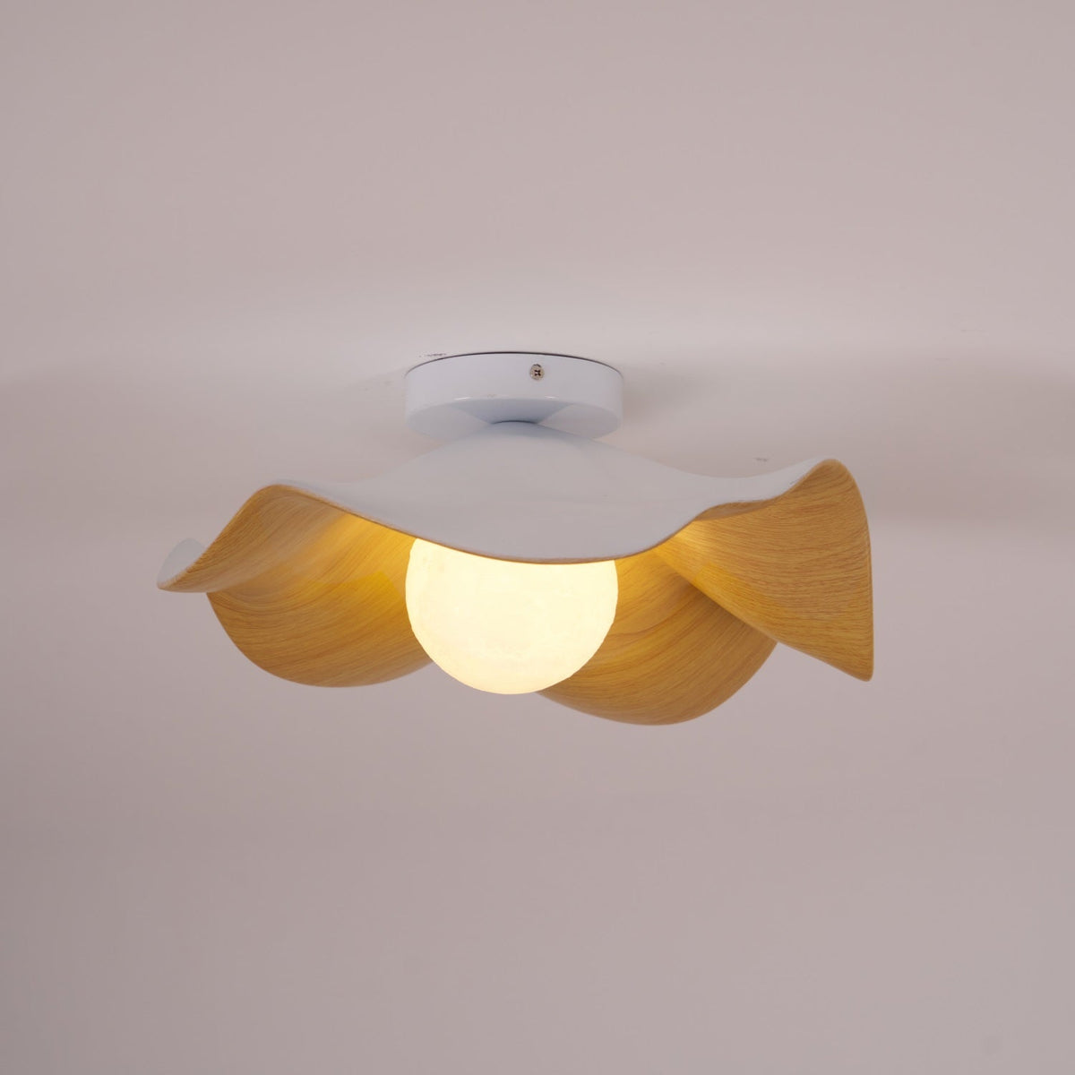 Belenor loftlampe med lotusblad i træ og hvid finish