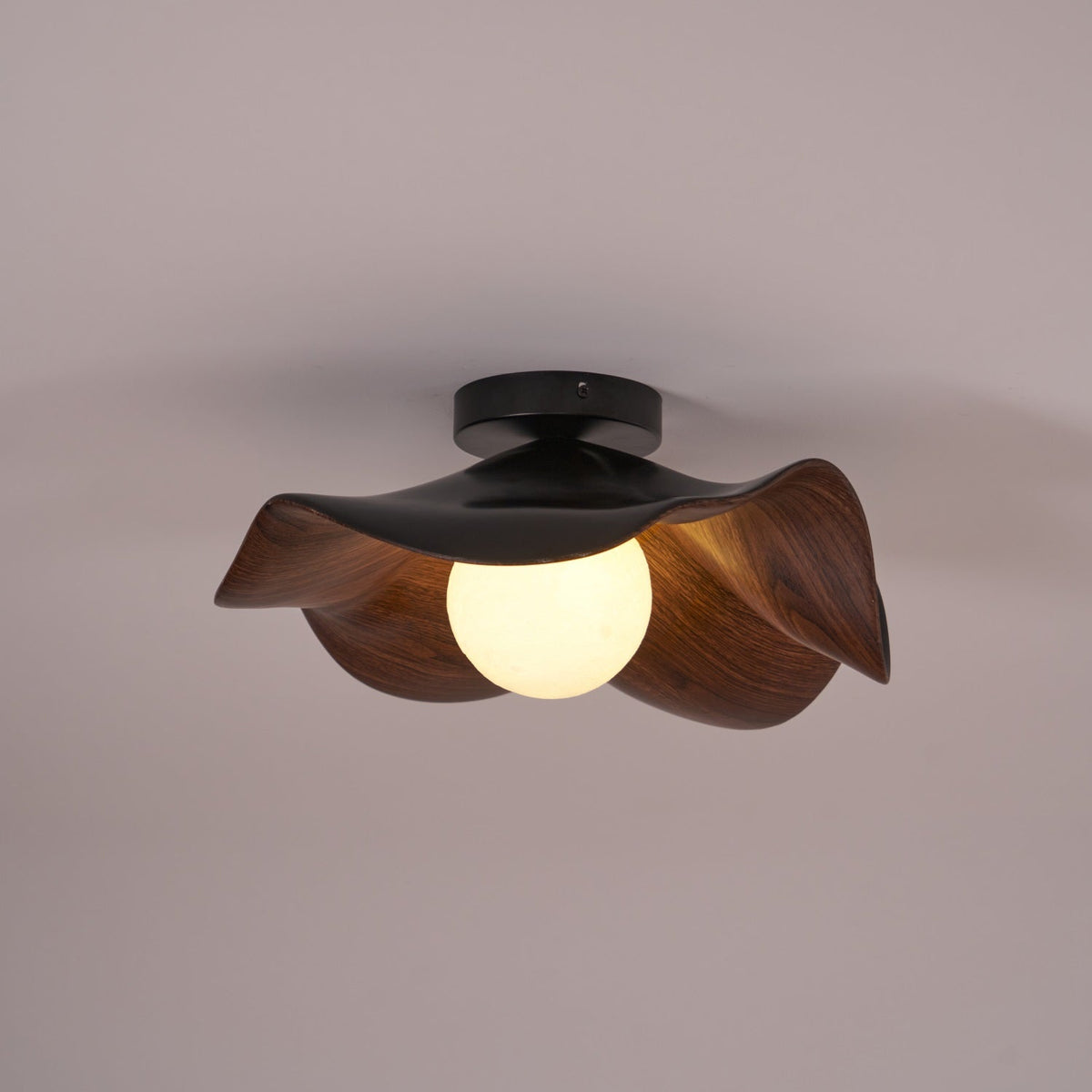 Belenor loftlampe med lotusblad i træ og hvid finish