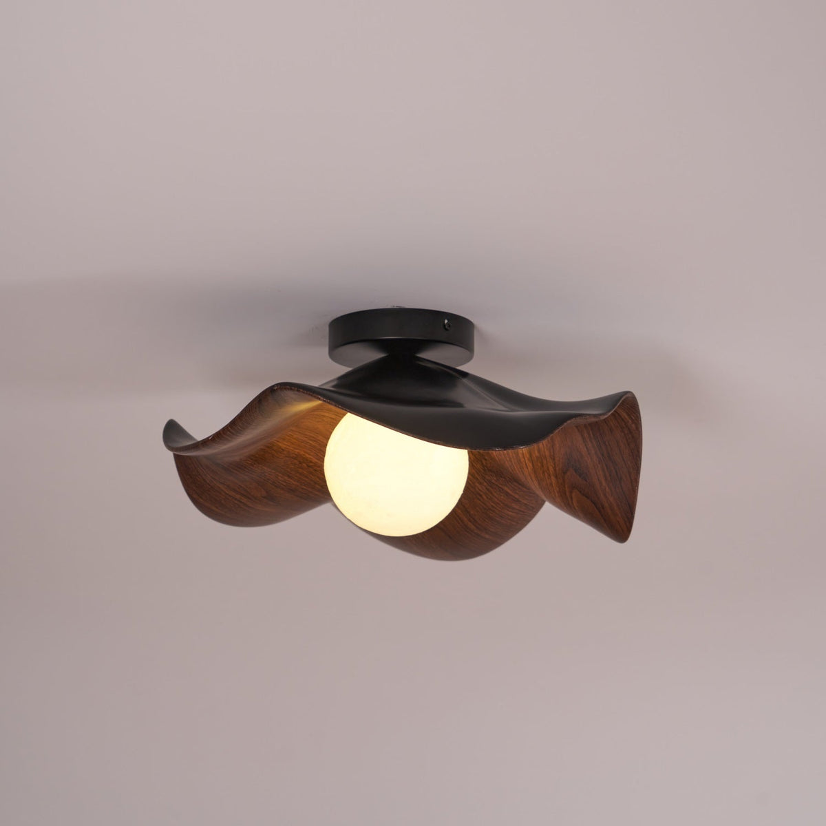 Belenor loftlampe med lotusblad i træ og hvid finish