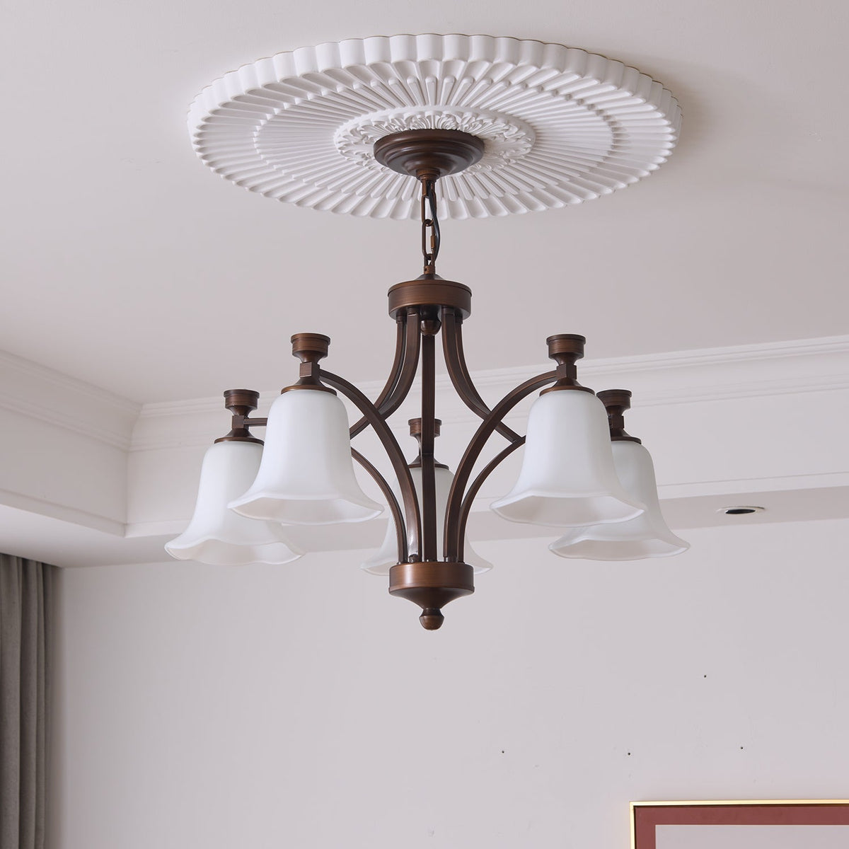 Viloros traditionell exklusiv glaskrona med klockdesign