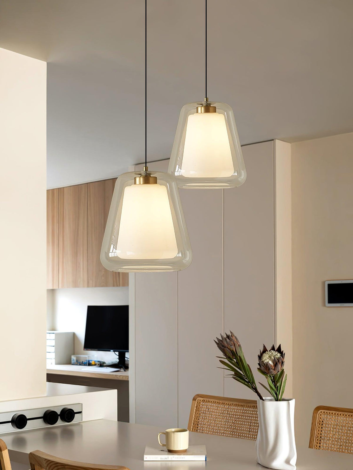 Ate modern pendellampa i guld