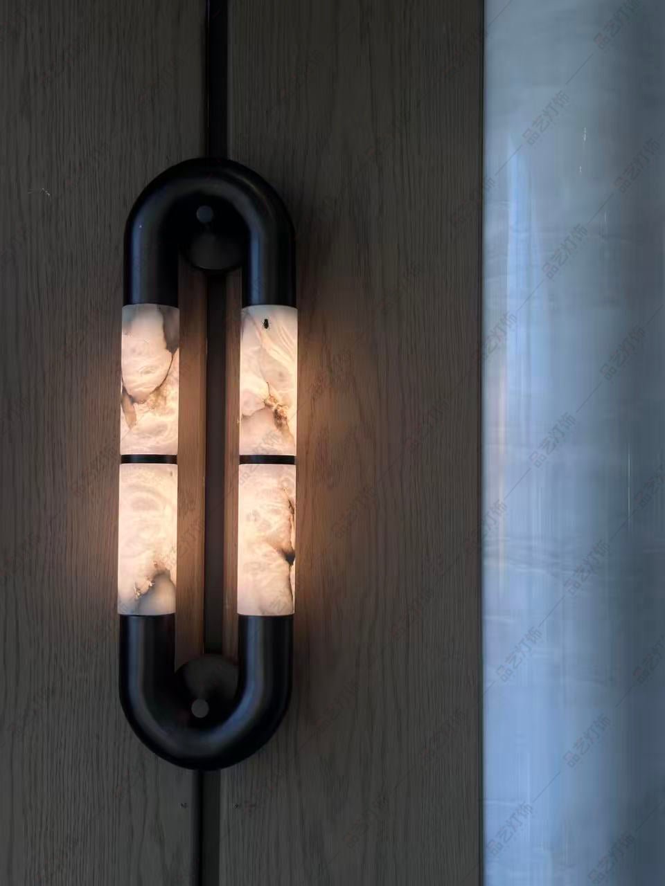 Gloxa dubbelbågad vägglampa i alabaster