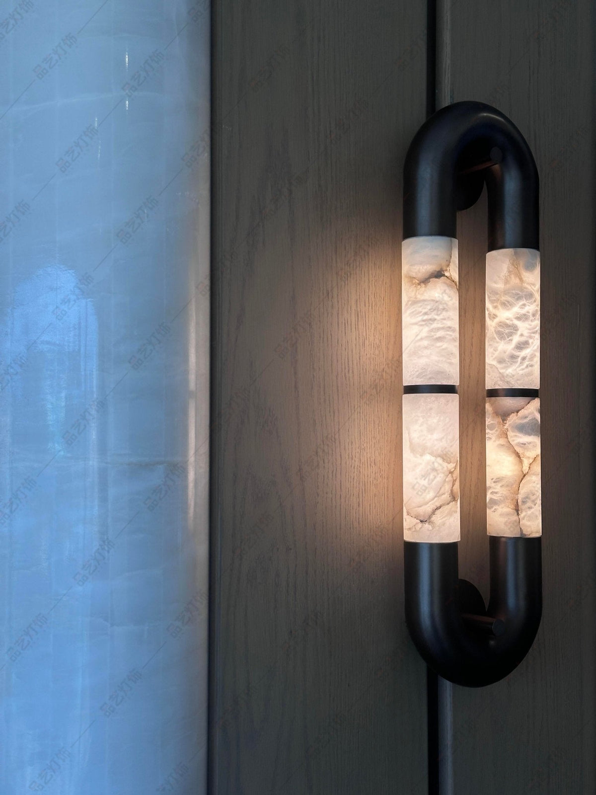 Gloxa dubbelbågad vägglampa i alabaster