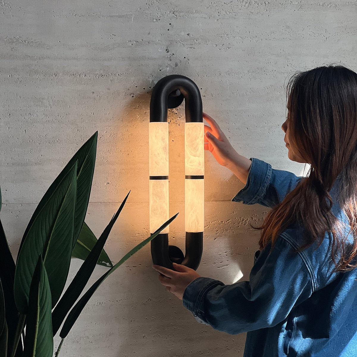 Gloxa dubbelbågad vägglampa i alabaster