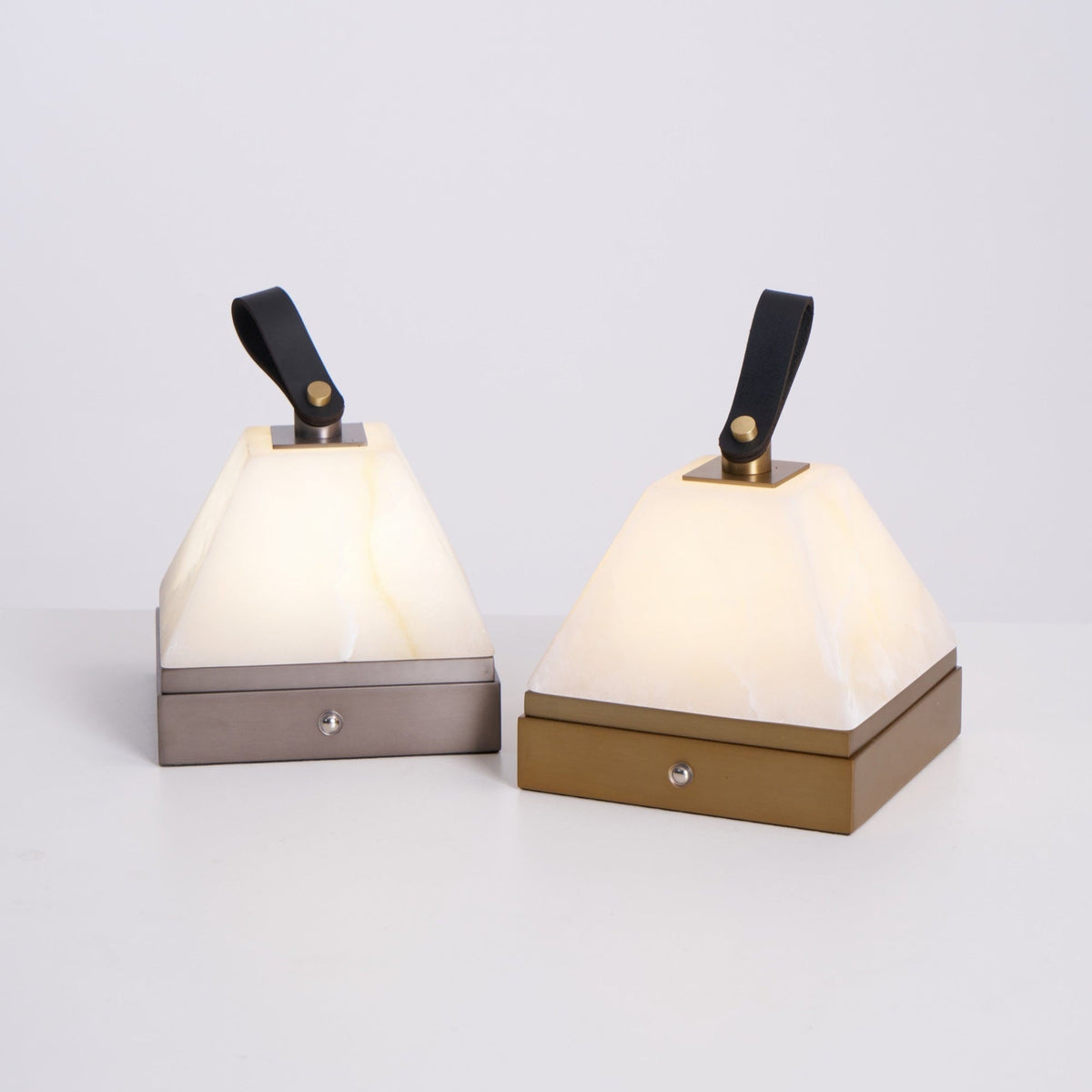 Candeeiro de mesa Pyramidale em alabastro com pega de couro